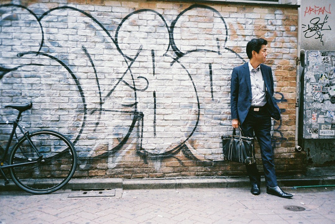 Jakkesæt med Sneakers — Sådan Styler Du det Moderne Smart-Casual Look - SUITS COPENHAGEN
